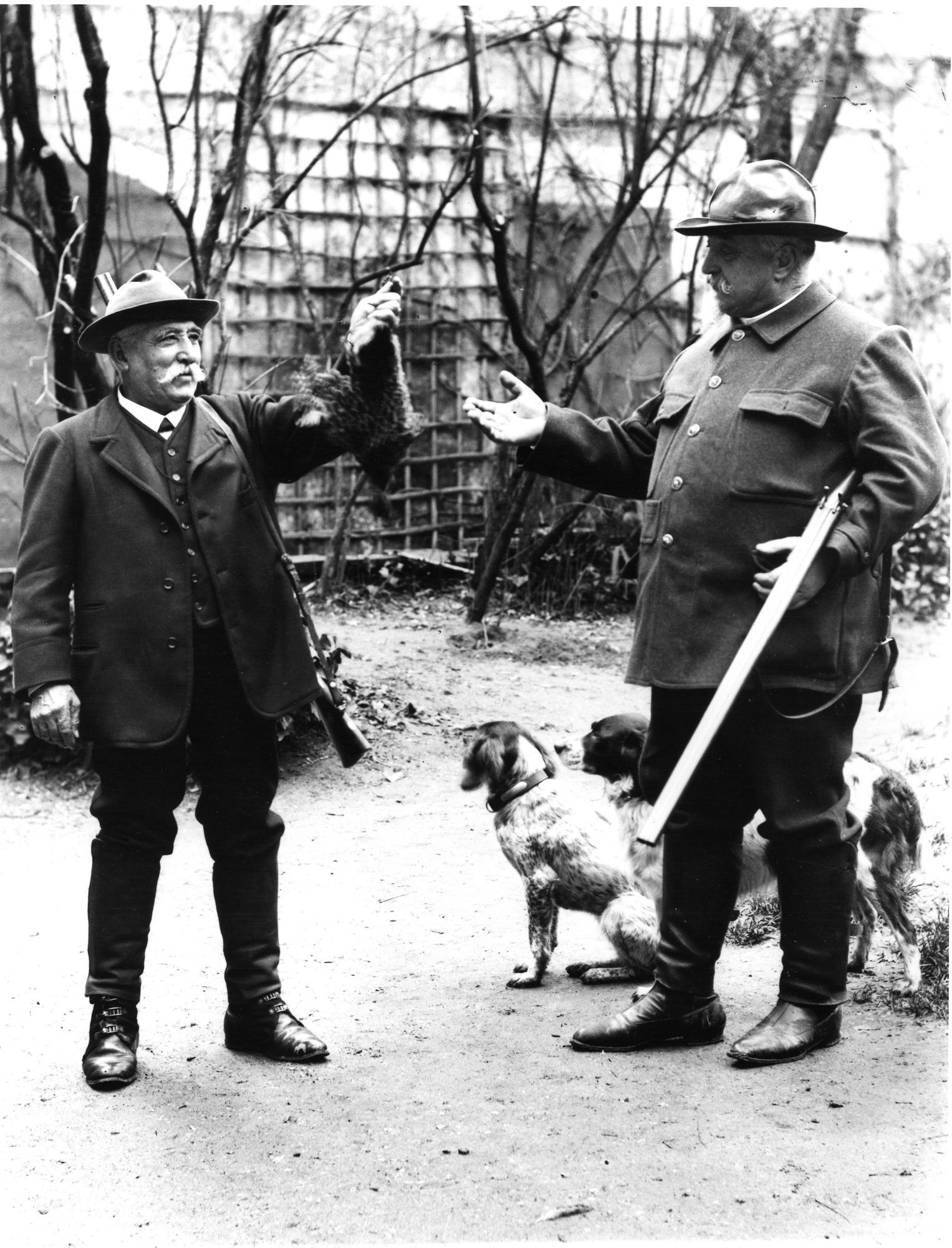 21Fi417 - Retour de chasse, 1900. Coll. AMC