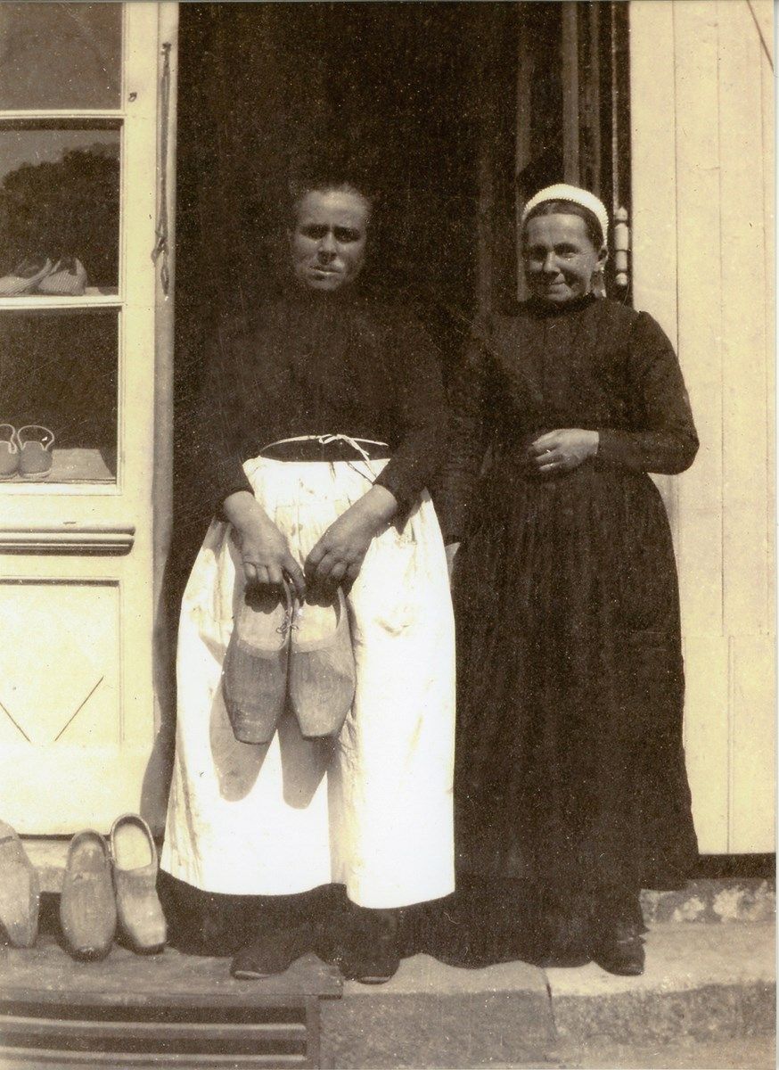 21Fi2626 - Magasin de chaussures et sabots Menanteau, place Travot. Coll. AMC