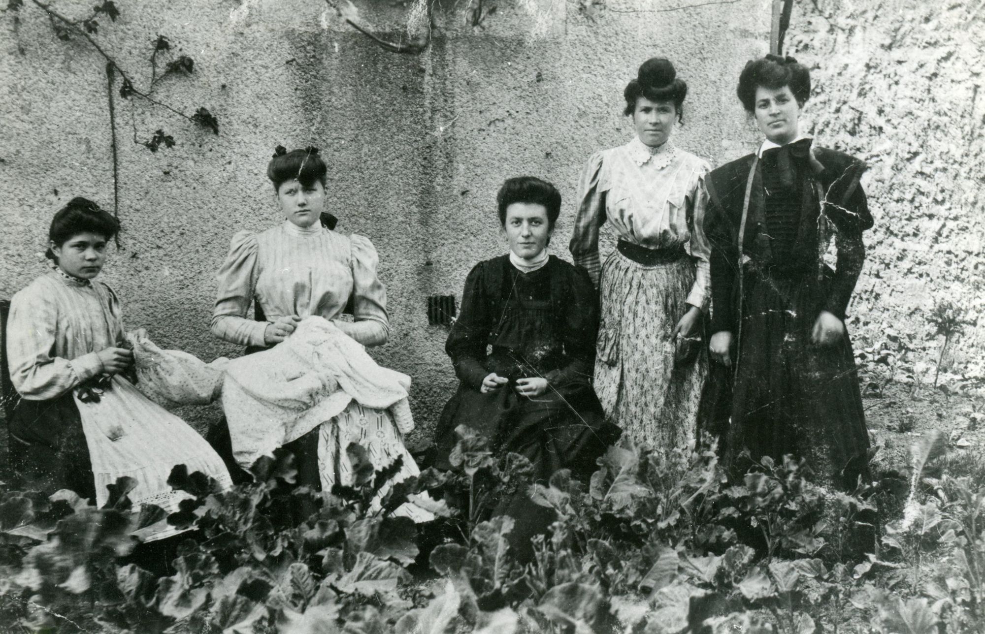 21Fi925 - Des couturières, 1900. Coll. AMC