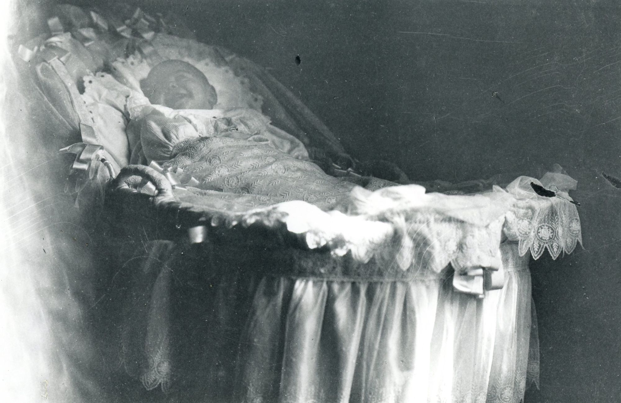 21Fi1611 - Nourrisson au berceau, 1918. Coll. AMC