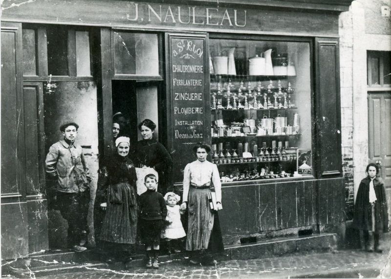 21Fi476 - Boutique "à St Éloi", rue St-Pierre, 1925. Coll. AMC