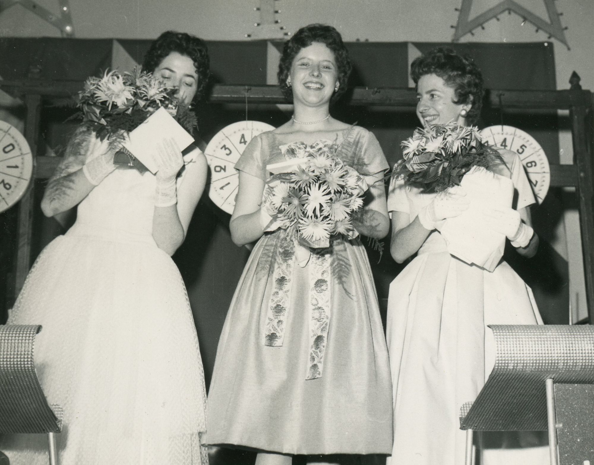 6Num20/11 - Caché dans le bouquet, un petit mot désigne la reine, 1959