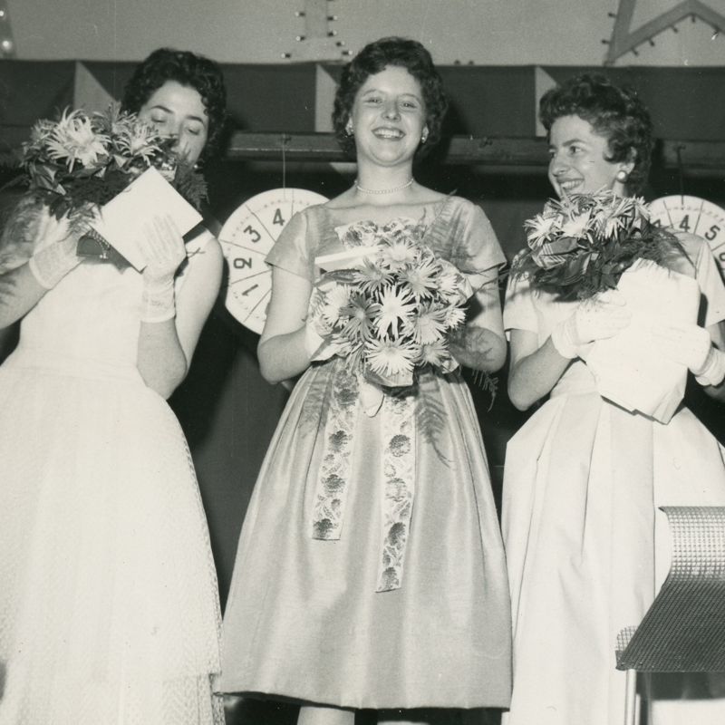 6Num20/11 - Caché dans le bouquet, un petit mot désigne la reine, 1959
