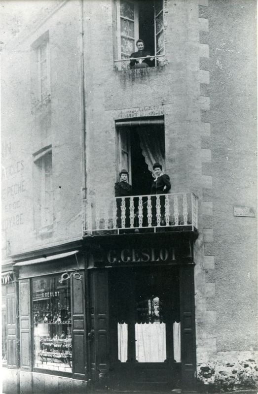 21Fi440- La première boutique, Bijouterie Geslot. Photographie, 1906. Coll. AMC