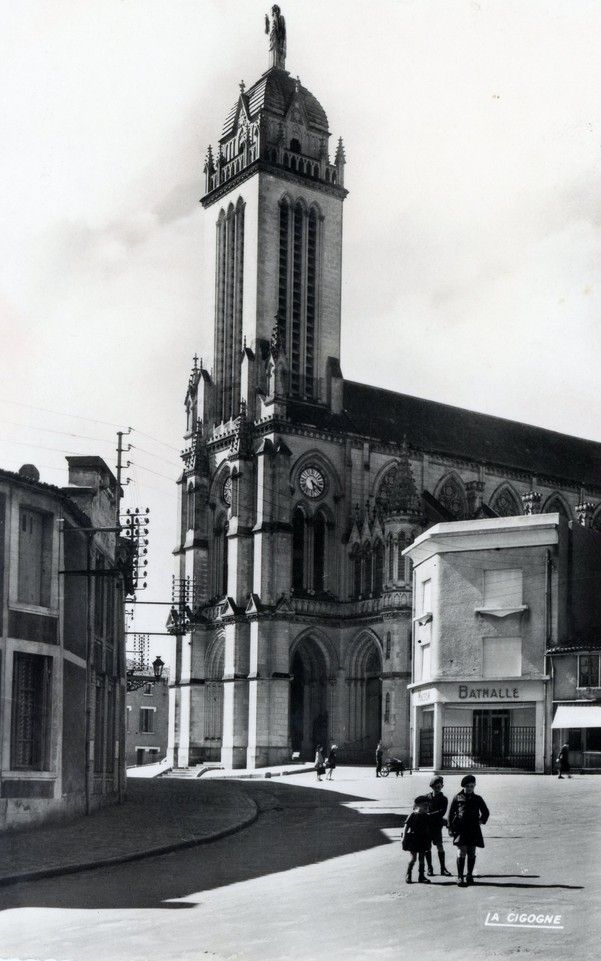 Insolite - La plus haute des statues, quartier Saint-Pierre