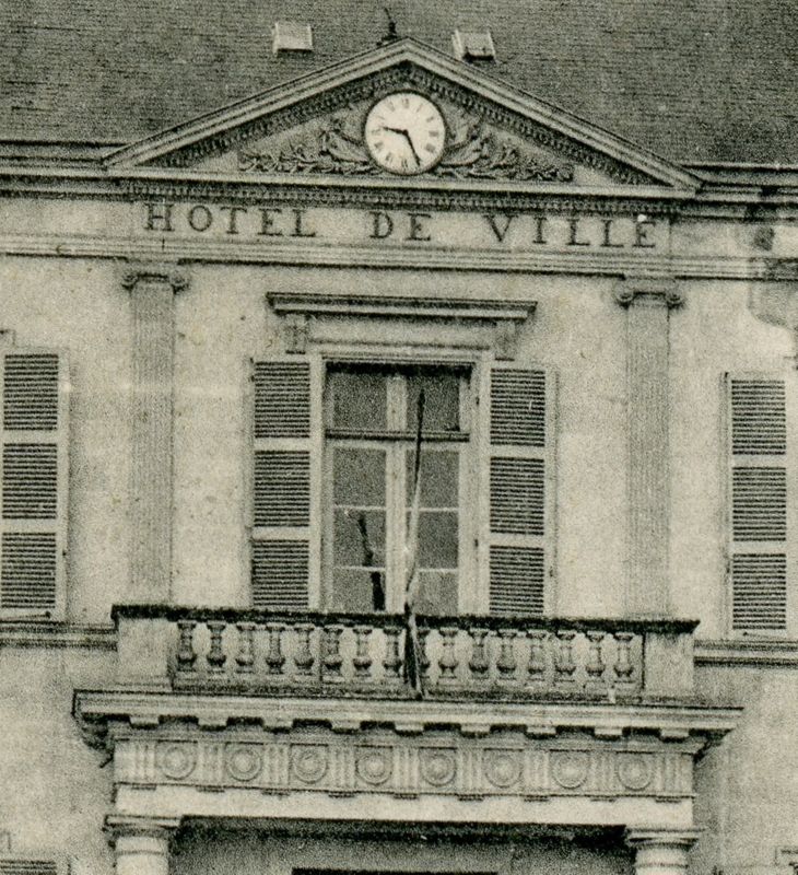 8Fi1405 (détail) - Horloge sur la façade de l'Hôtel de Ville, place Travot. Carte postale, vers 1900