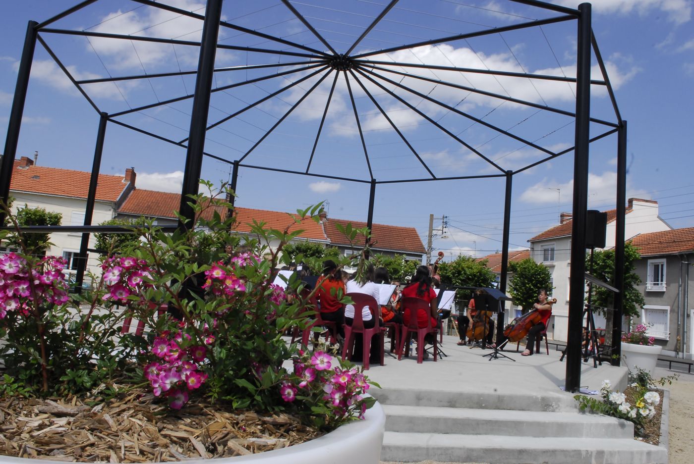 Fleurs et musique place Mozart