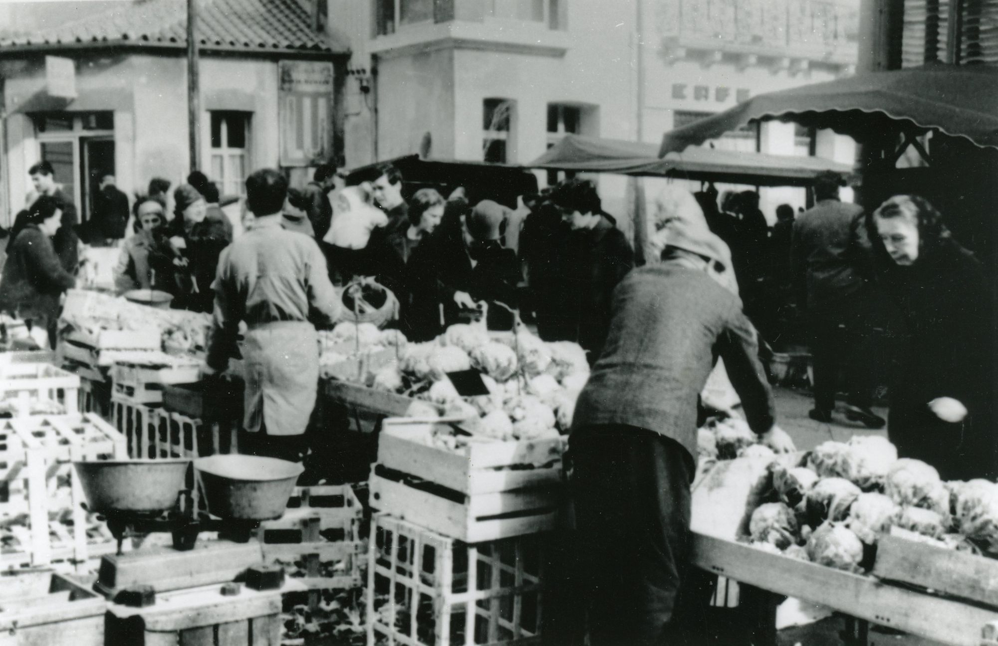 21Fi1687 - Les maraîchers devant les halles, 1960