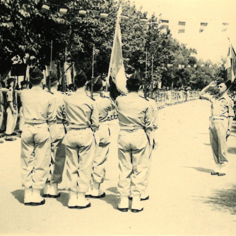 6Num71 - Appelés en Algérie, un défilé, 1954. Coll. AMC