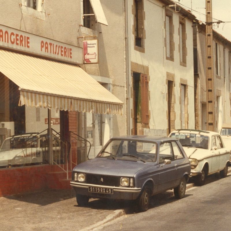 6Num70/08 - Boulangerie, rue Nationale au Puy-Saint-Bonnet, 1982 . Coll. AMC