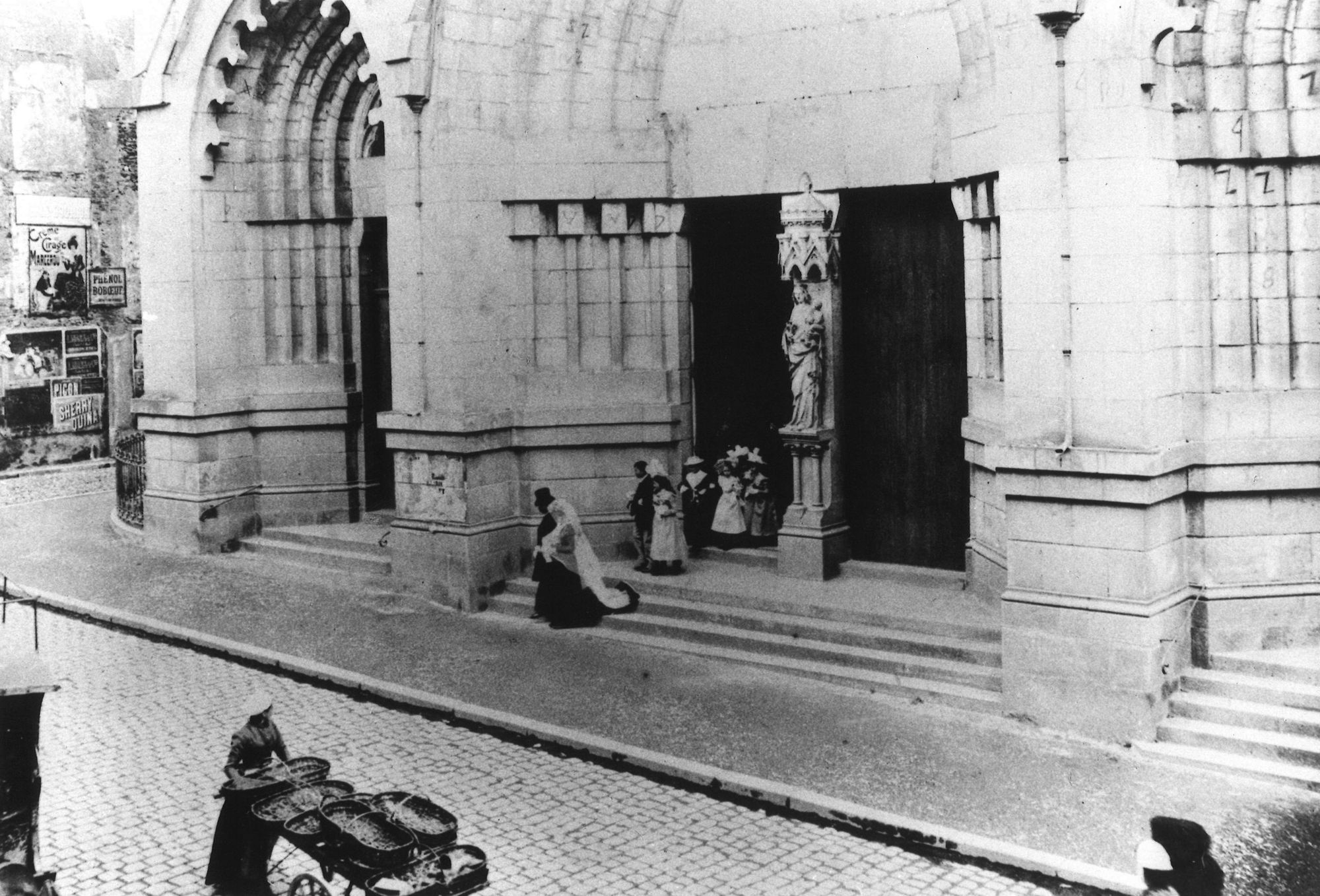 Insolite - D'étranges marques sur l'église Notre-Dame