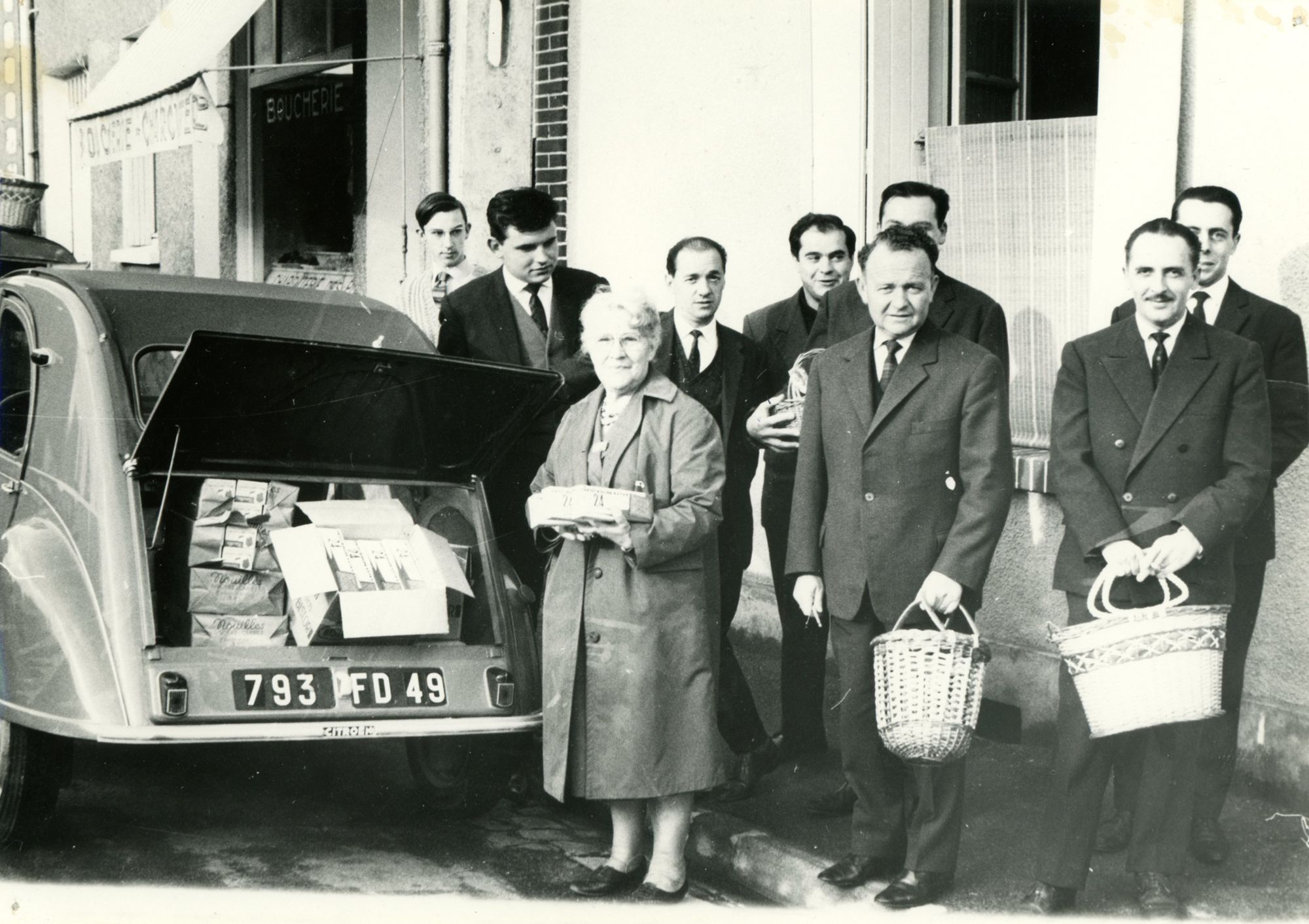 6Num24/05 - Les bénéfices de la fête servent à l'achat de colis pour les anciens, années 50