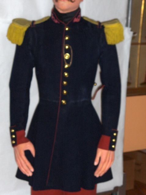 Tunique d'un soldat d'infanterie de Ligne en drap bleu foncé. 1845. Coll. Musée de l'Armée - Inv. 10927