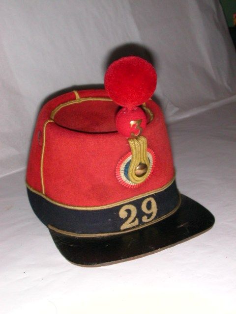 Shako d'un soldat d'infanterie de Ligne. 1867. Coll. Musée de l'Armée - Inv. 09596/Gb 1201