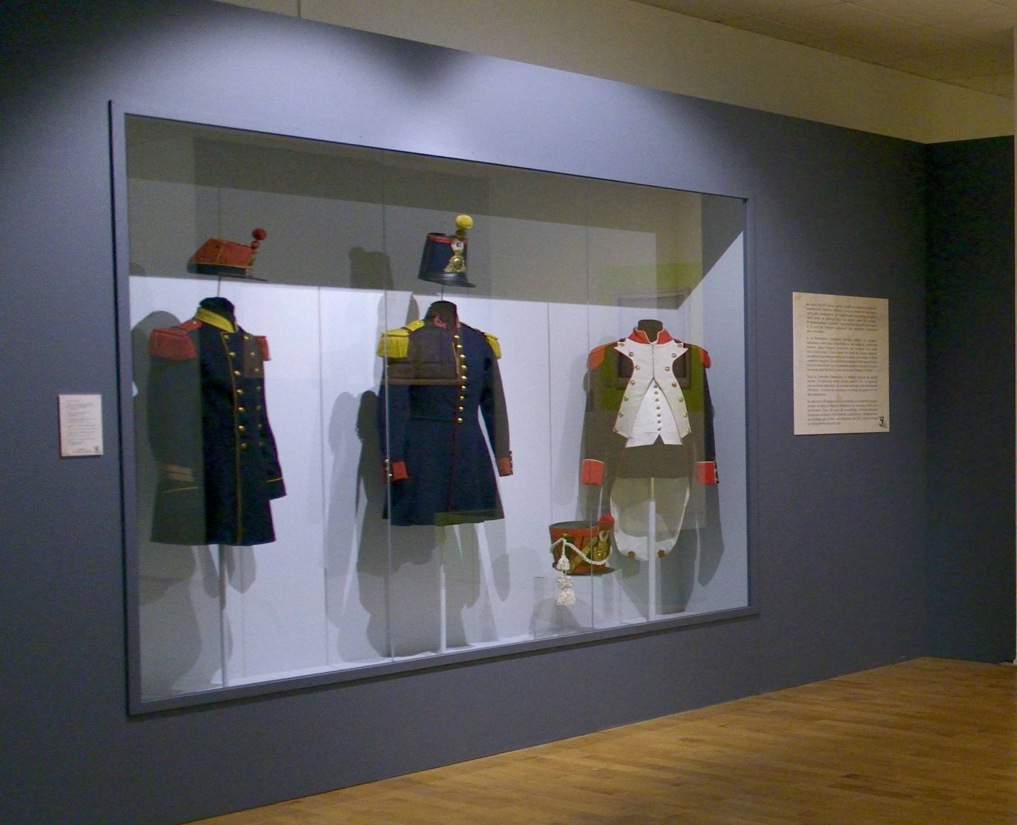 Exposition "Cholet. Au son du clairon" - 2014. Vitrine d'exposition sur les uniformes