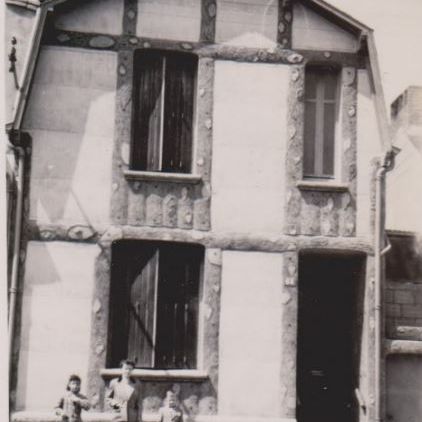 6Num74 - Façade de la maison, 1953. Coll. AMC
