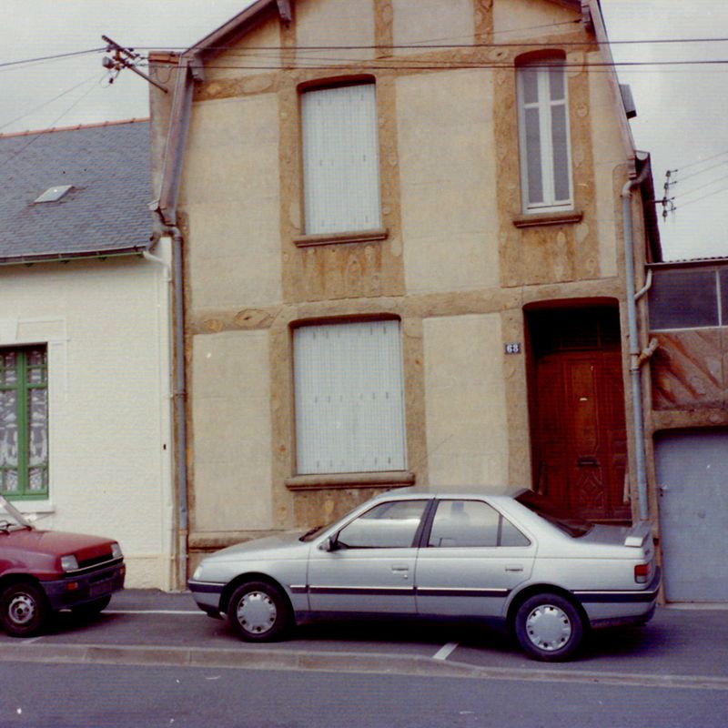 6Num74 - Façade de la maison, 1990. Coll. AMC