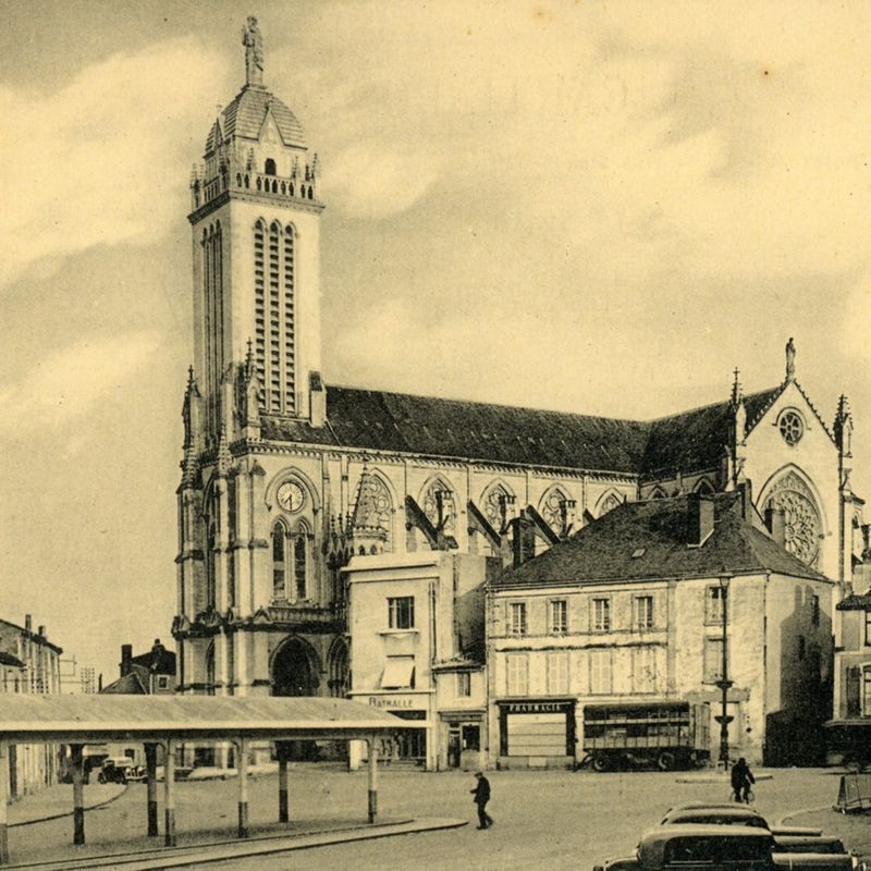 8Fi841 - Carte postale de la place Saint-Pierre, années 1940. Coll. AMC