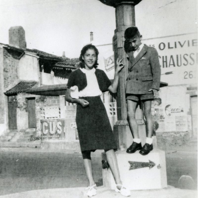 21Fi1912 - Enfants sur le "rond-point" de la place Saint-Pierre. Photographie, années 1940. Coll. AMC